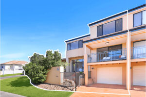 2/9 Magenta Drive, Varsity Lakes, QLD 4227