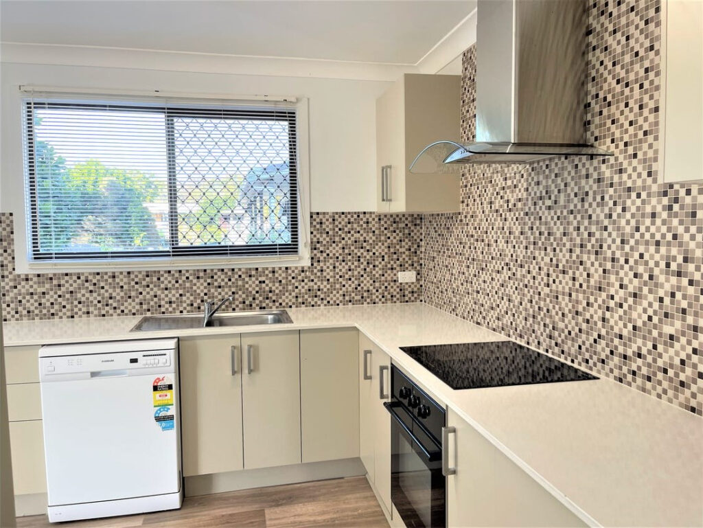 23 Warana Avenue, Southport, QLD 4215
